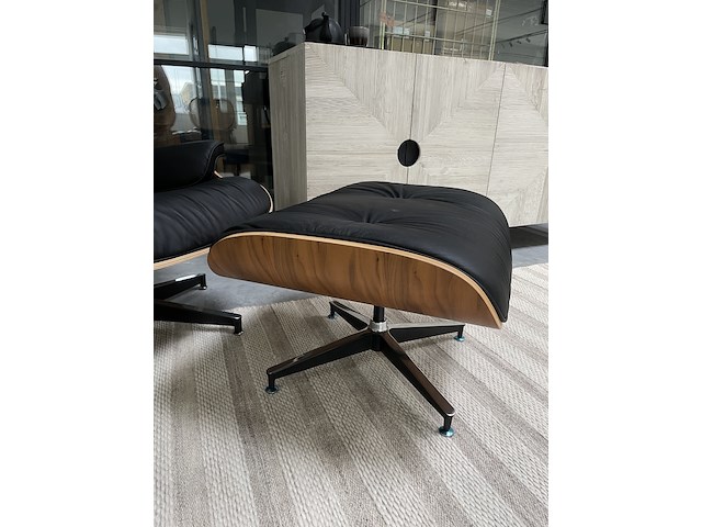 Eames lounge chair met ottoman in walnoot en echt leer, replica, walnoot / zwart leer - afbeelding 10 van  10