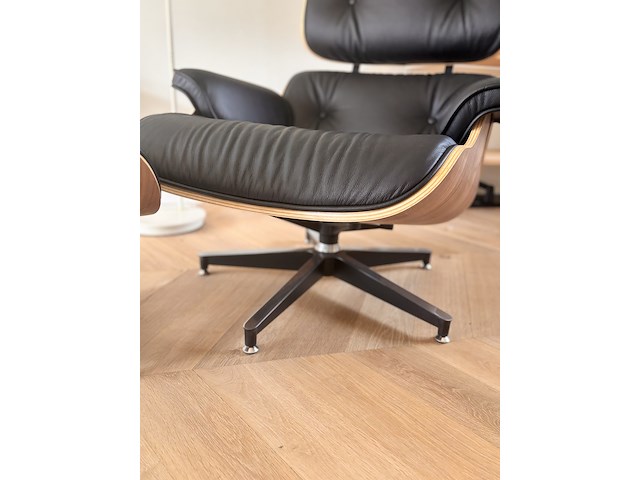 Eames lounge chair met ottoman in walnoot en echt zwart leer replica, walnoot / zwart - afbeelding 2 van  14