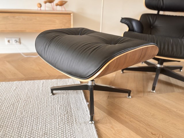 Eames lounge chair met ottoman in walnoot en echt zwart leer replica, walnoot / zwart - afbeelding 3 van  14