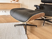 Eames lounge chair met ottoman in walnoot en echt zwart leer replica, walnoot / zwart - afbeelding 3 van  14