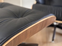 Eames lounge chair met ottoman in walnoot en echt zwart leer replica, walnoot / zwart - afbeelding 4 van  14