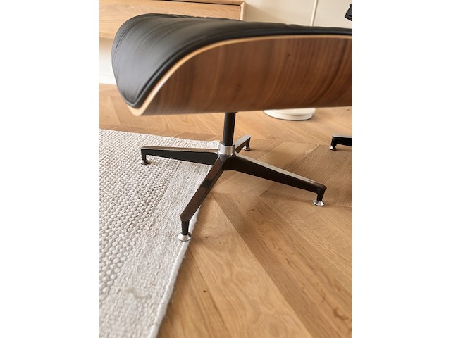 Eames lounge chair met ottoman in walnoot en echt zwart leer replica, walnoot / zwart - afbeelding 5 van  14