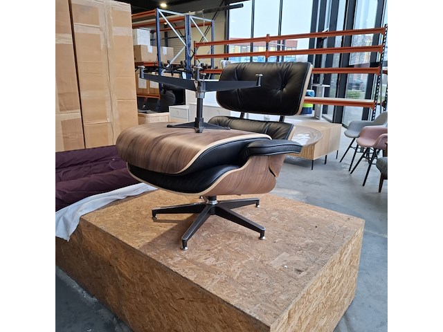 Eames lounge chair met ottoman in walnoot en echt zwart leer replica, walnoot / zwart - afbeelding 6 van  14