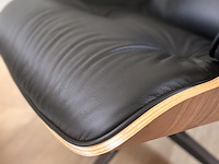 Eames lounge chair met ottoman in walnoot en echt zwart leer replica, walnoot / zwart - afbeelding 9 van  14