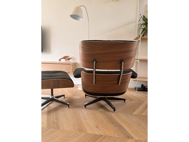 Eames lounge chair met ottoman in walnoot en echt zwart leer replica, walnoot / zwart - afbeelding 12 van  14