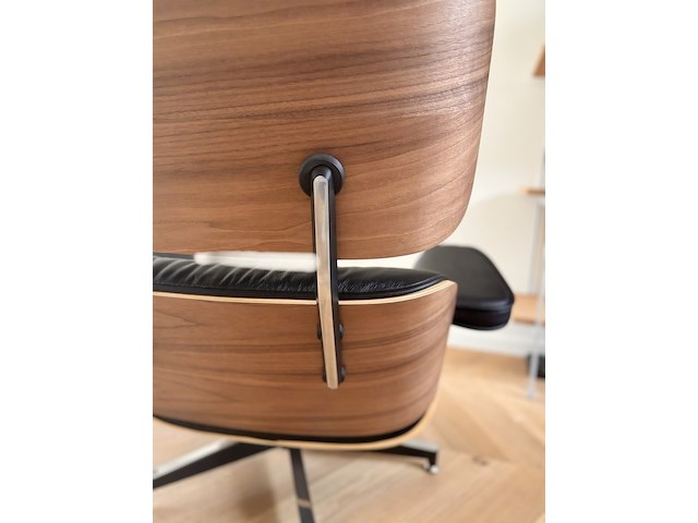 Eames lounge chair met ottoman in walnoot en echt zwart leer replica, walnoot / zwart - afbeelding 13 van  14