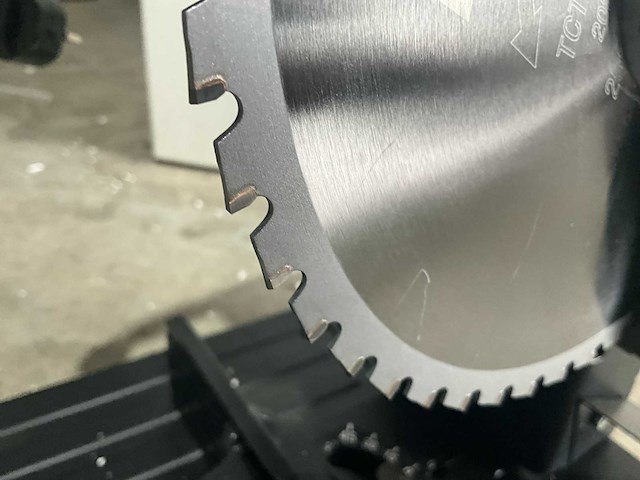 Easy-going - fa255 - metaal in / afkortzaag - 2025 - afbeelding 14 van  27