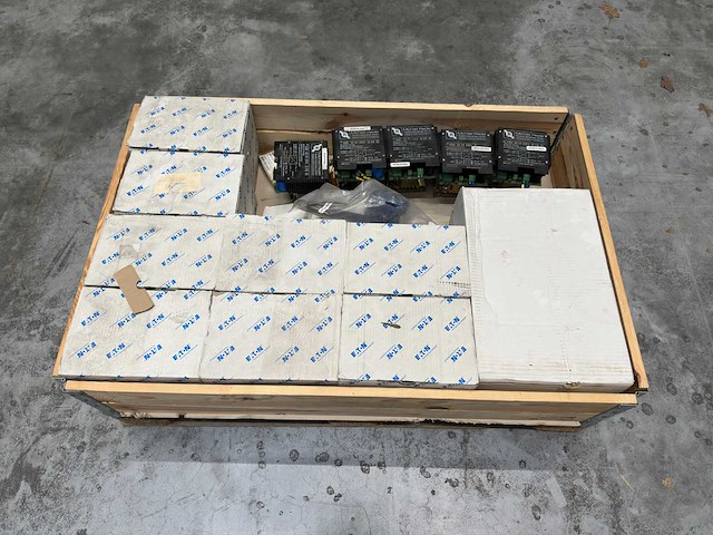 Eaton - partij schakelmateriaal + voedingen/transformatoren - afbeelding 1 van  7