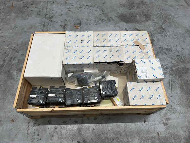 Eaton - partij schakelmateriaal + voedingen/transformatoren - afbeelding 2 van  7
