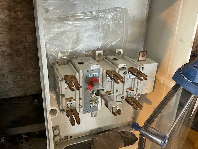Eaton halyester schakelveiligheidskast - afbeelding 3 van  5