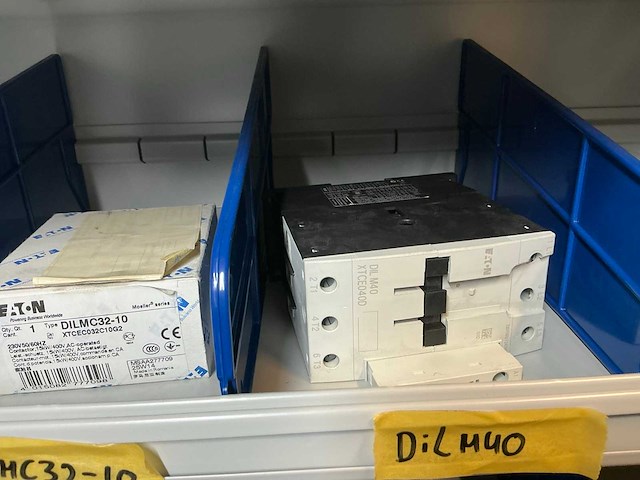 Eaton, moeller, siemens, pilz partij schakelmateriaal in stalen vakkenkast - afbeelding 2 van  34