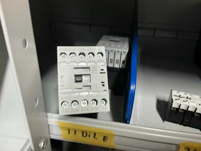 Eaton, moeller, siemens, pilz partij schakelmateriaal in stalen vakkenkast - afbeelding 7 van  34