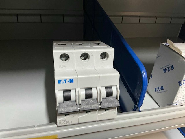 Eaton, moeller, siemens, pilz partij schakelmateriaal in stalen vakkenkast - afbeelding 10 van  34