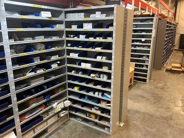 Eaton, moeller, siemens, pilz partij schakelmateriaal in stalen vakkenkast - afbeelding 1 van  34