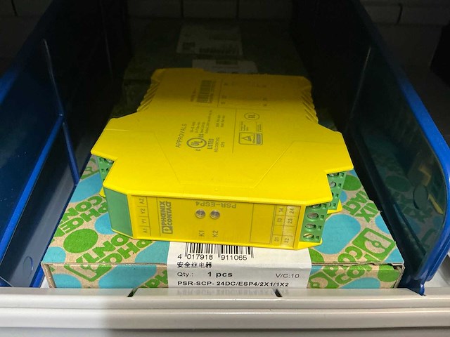 Eaton, moeller, siemens, pilz partij schakelmateriaal in stalen vakkenkast - afbeelding 18 van  34