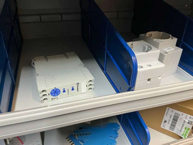 Eaton, moeller, siemens, pilz partij schakelmateriaal in stalen vakkenkast - afbeelding 19 van  34
