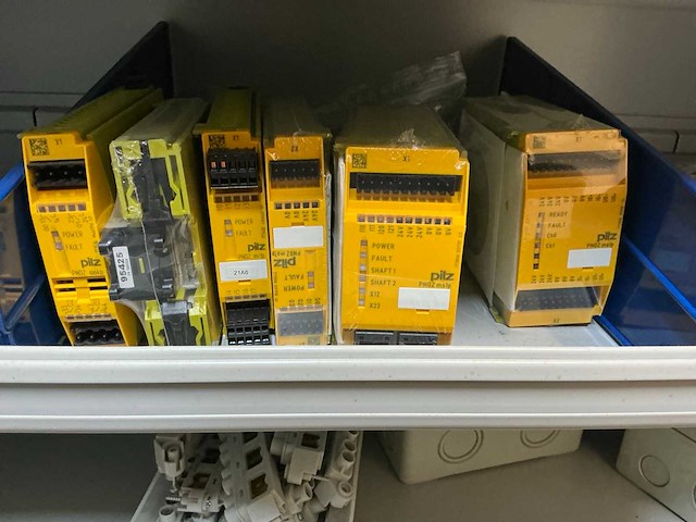 Eaton, moeller, siemens, pilz partij schakelmateriaal in stalen vakkenkast - afbeelding 26 van  34