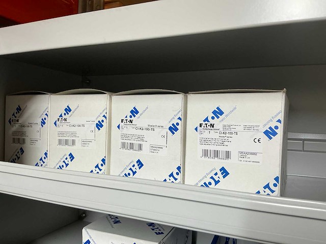 Eaton, moeller, siemens, pilz partij schakelmateriaal in stalen vakkenkast - afbeelding 23 van  34