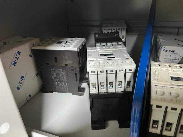 Eaton, moeller, siemens, pilz partij schakelmateriaal in stalen vakkenkast - afbeelding 33 van  34
