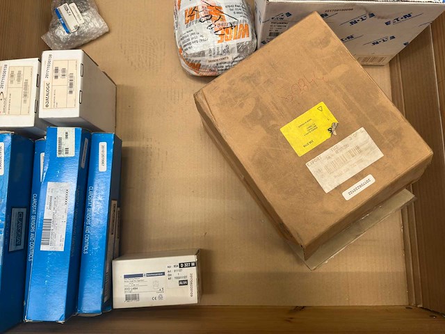 Eaton, smc, telemecanique partij industriële componenten - sensoren, weerstanden - afbeelding 2 van  8