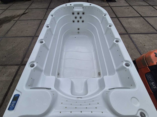 Eaware zwemspa 10 persoons jacuzzi en buitenspa - afbeelding 12 van  19
