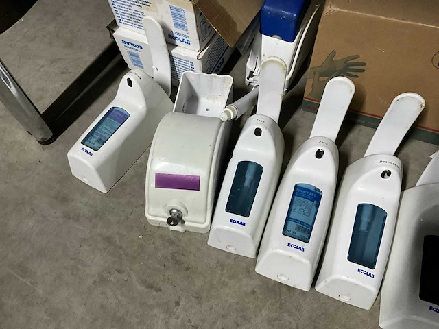 Ecolab & tork zeepdispensers en papierrolhouders (16x) - afbeelding 2 van  8