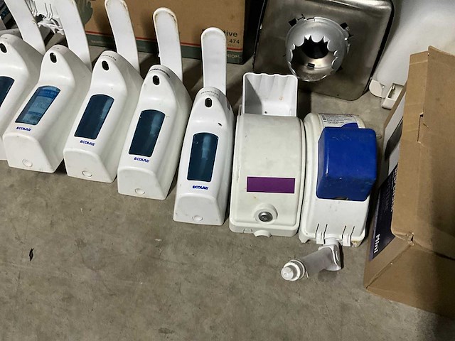 Ecolab & tork zeepdispensers en papierrolhouders (16x) - afbeelding 5 van  8