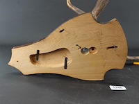 Edelhertgewei op een schild. - afbeelding 5 van  5