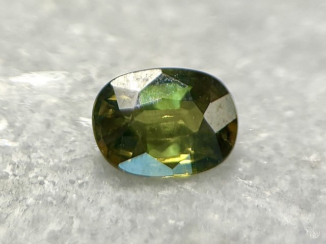 Edelsteen - 0.91 carat natuurlijke groene saffier - afbeelding 1 van  6
