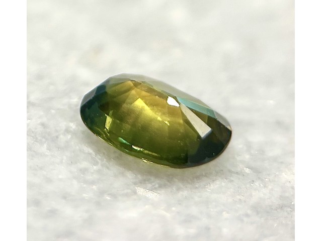 Edelsteen - 0.91 carat natuurlijke groene saffier - afbeelding 2 van  6
