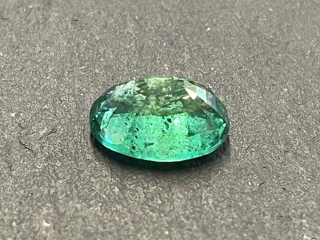 Edelsteen - 10.76 carat natuurlijke smaragd (gecertificeerd) - afbeelding 2 van  5