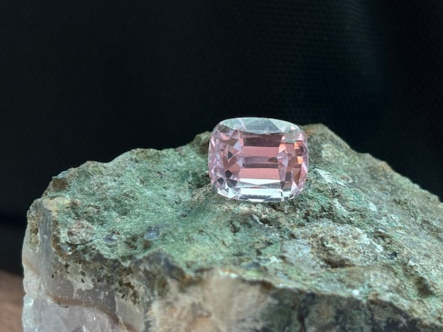Edelsteen - 11.33 carat natuurlijke kunziet - afbeelding 1 van  3