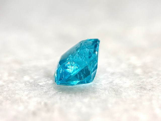 Edelsteen - 1.35 carat natuurlijke apatiet - afbeelding 2 van  3