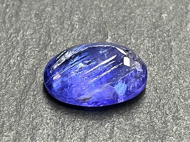 Edelsteen - 18.04 carat natuurlijke tanzaniet - afbeelding 2 van  4