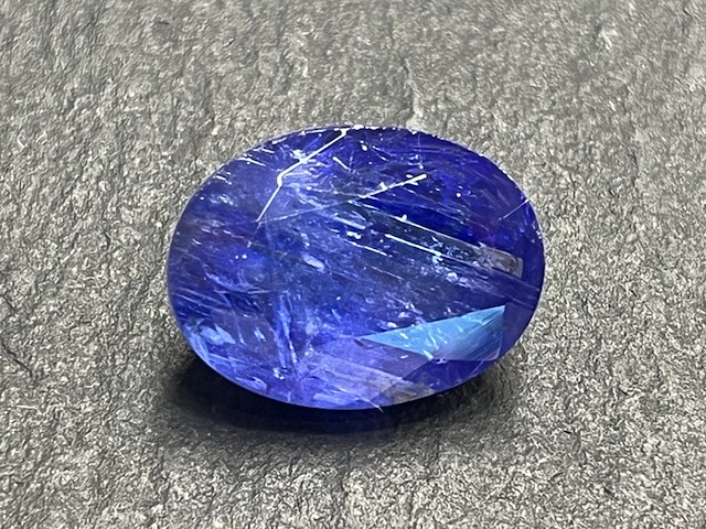 Edelsteen - 18.04 carat natuurlijke tanzaniet - afbeelding 1 van  3