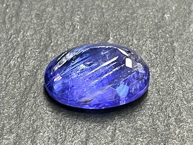 Edelsteen - 18.04 carat natuurlijke tanzaniet - afbeelding 2 van  5