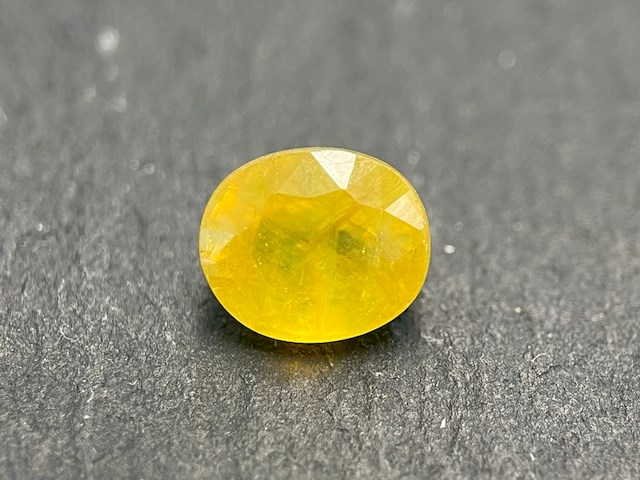 Edelsteen - 3.30 carat natuurlijke gele saffier - afbeelding 1 van  3