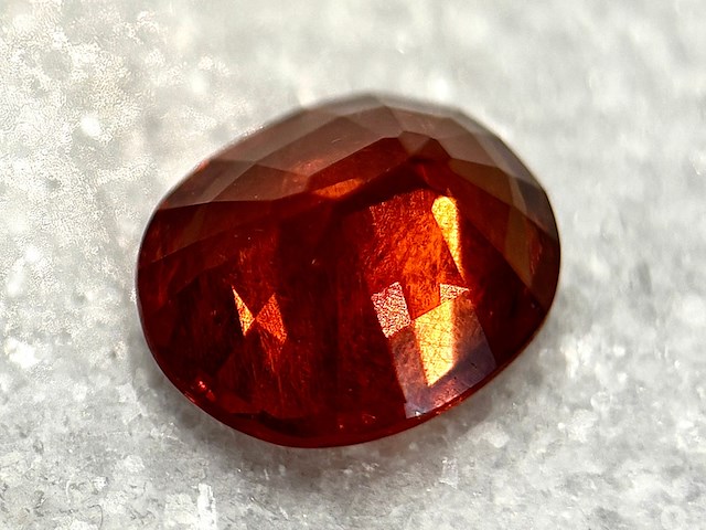 Edelsteen - 3.83 carat natuurlijke almandien - afbeelding 2 van  4