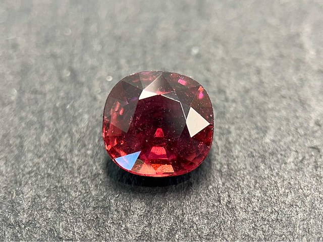 Edelsteen - 3.85 carat natuurlijke rubelliet - afbeelding 1 van  4