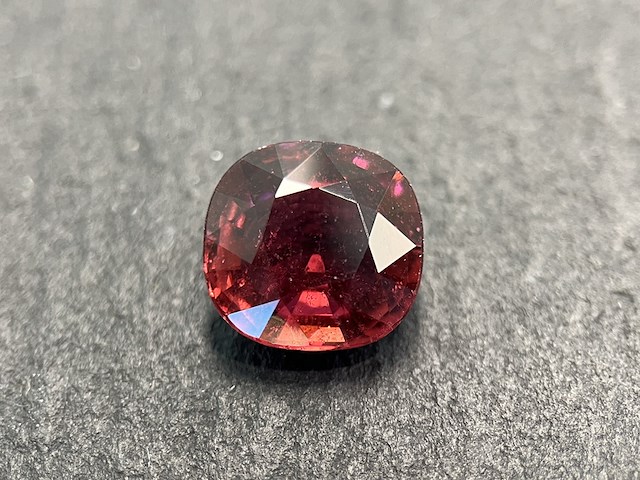 Edelsteen - 3.85 carat natuurlijke rubelliet - afbeelding 1 van  5