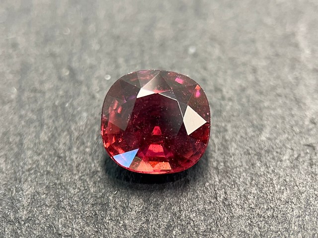 Edelsteen - 3.85 carat natuurlijke rubelliet - afbeelding 1 van  3