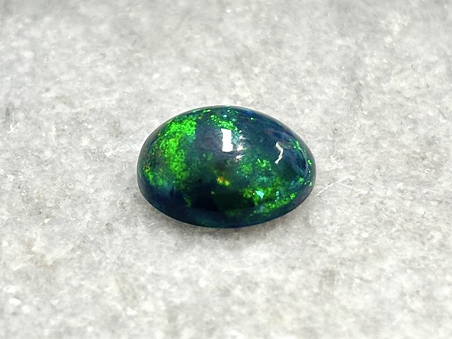 Edelsteen - 4.41 carat natuurlijke black opal - afbeelding 2 van  5