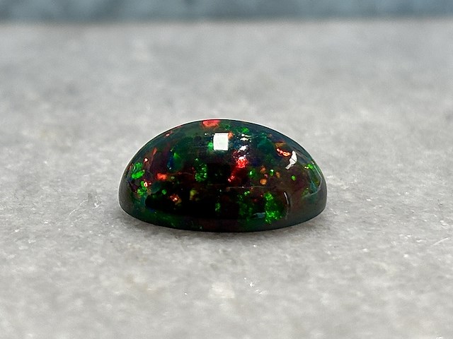 Edelsteen - 5.23 carat natuurlijke black opal - afbeelding 2 van  5