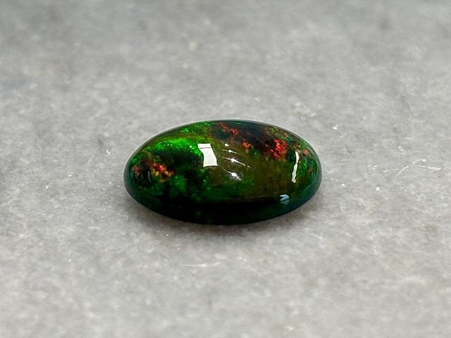 Edelsteen - 5.55 carat natuurlijke black opal - afbeelding 2 van  5