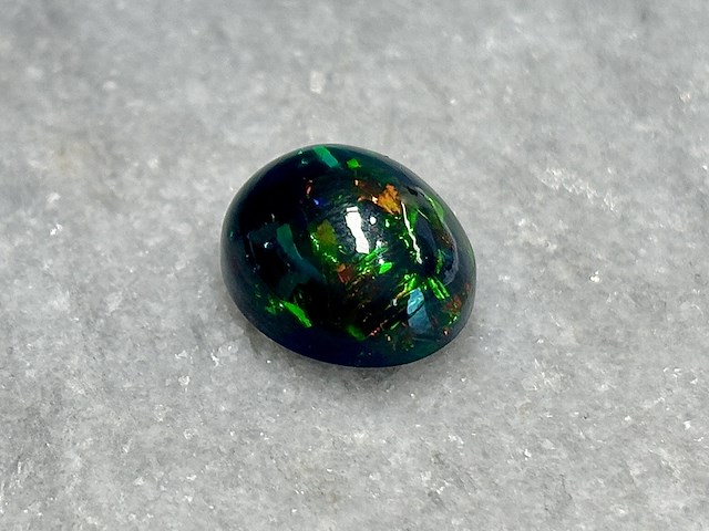 Edelsteen - 5.87 carat natuurlijke black opal - afbeelding 1 van  5