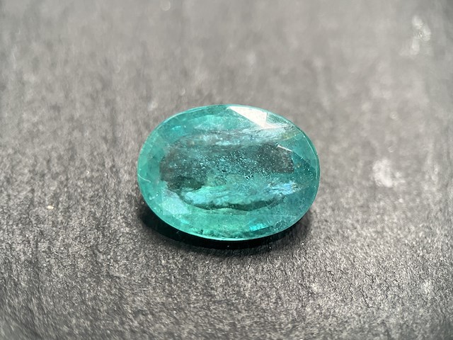 Edelsteen - 7.78 carat groene smaragd (gecertificeerd) - afbeelding 1 van  6