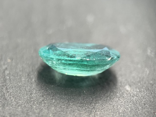 Edelsteen - 7.78 carat groene smaragd (gecertificeerd) - afbeelding 3 van  6