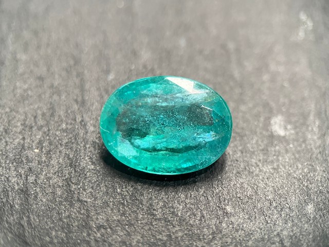 Edelsteen - 7.78 carat groene smaragd (gecertificeerd) - afbeelding 1 van  4