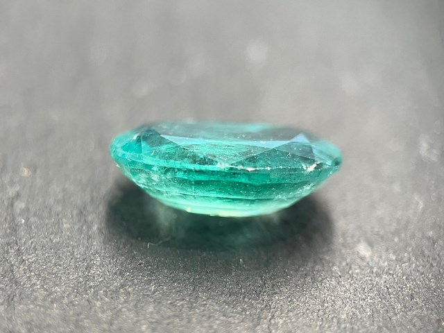 Edelsteen - 7.78 carat groene smaragd (gecertificeerd) - afbeelding 3 van  4