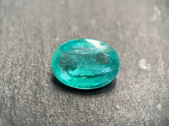 Edelsteen - 7.78 carat groene smaragd (gecertificeerd) - afbeelding 1 van  6